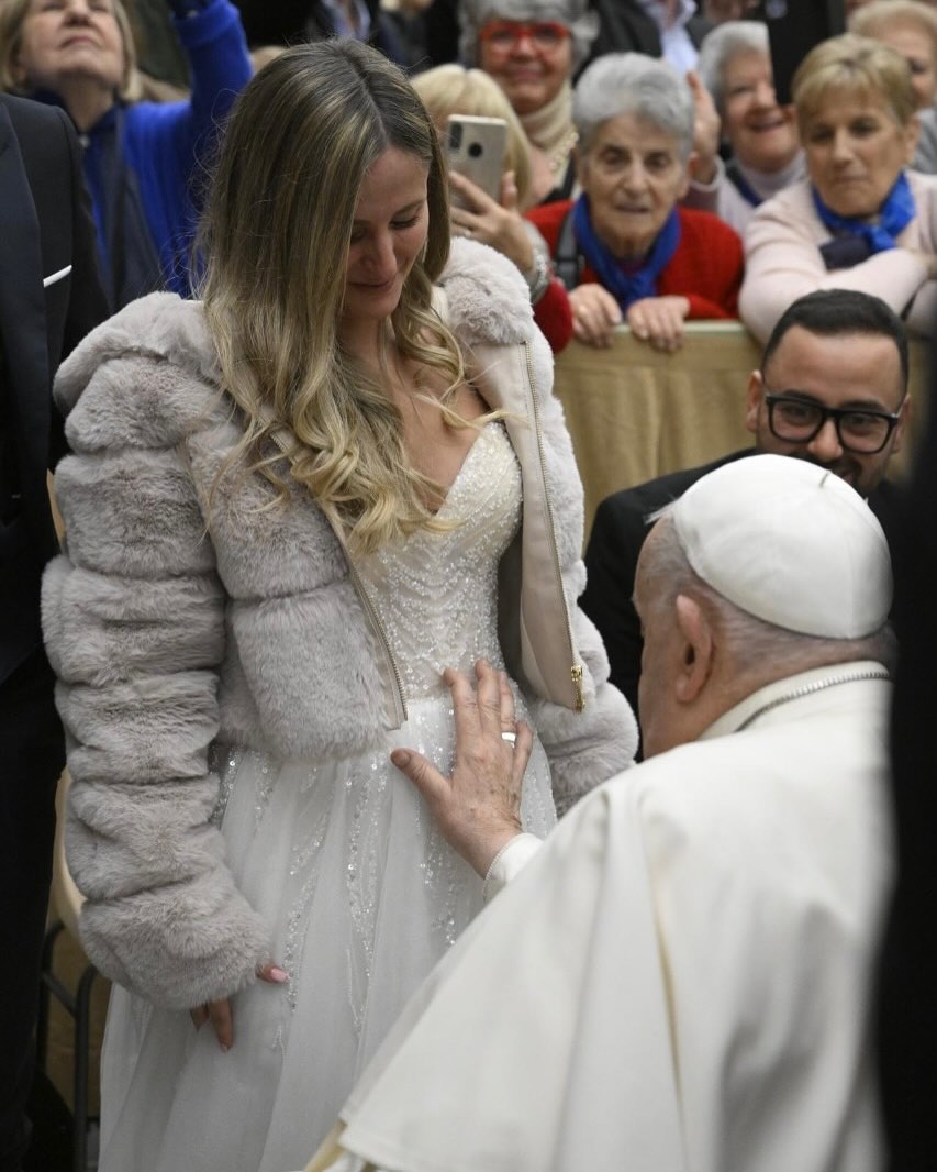 O Papa Francisco iniciou as audiências do Ano Jubilar. Neste sábado, 11 de janeiro, na Sala Paulo VI, o Papa Francisco deu início às Audiências Jubilares deste Ano Santo de 2025. Esses encontros especiais reúnem os peregrinos que vêm a Roma para celebrar o Jubileu, durante os quais o Pontífice oferecerá catequeses sobre o tema da esperança. As audiências seguem o padrão das Audiências Gerais das quartas-feiras e ocorrerão aos sábados pela manhã, às 9h, em sua maioria a cada quinze dias, na Sala Paulo VI ou na Praça de São Pedro. Elas também poderão ser acompanhadas ao vivo por emissoras católicas, pelo site do Vatican News/Rádio Vaticano, pelo canal do YouTube e pelo Facebook. De acordo com informações do portal da Prefeitura da Casa Pontifícia, as próximas audiências do Jubileu estão agendadas para os dias 1 e 15 de fevereiro, 1 e 15 de março, 5 de abril, 10 e 31 de maio, 14 de junho, 6 e 27 de setembro, 4 e 25 de outubro, 8 e 22 de novembro e 6 e 20 de dezembro. Fonte Vatican News