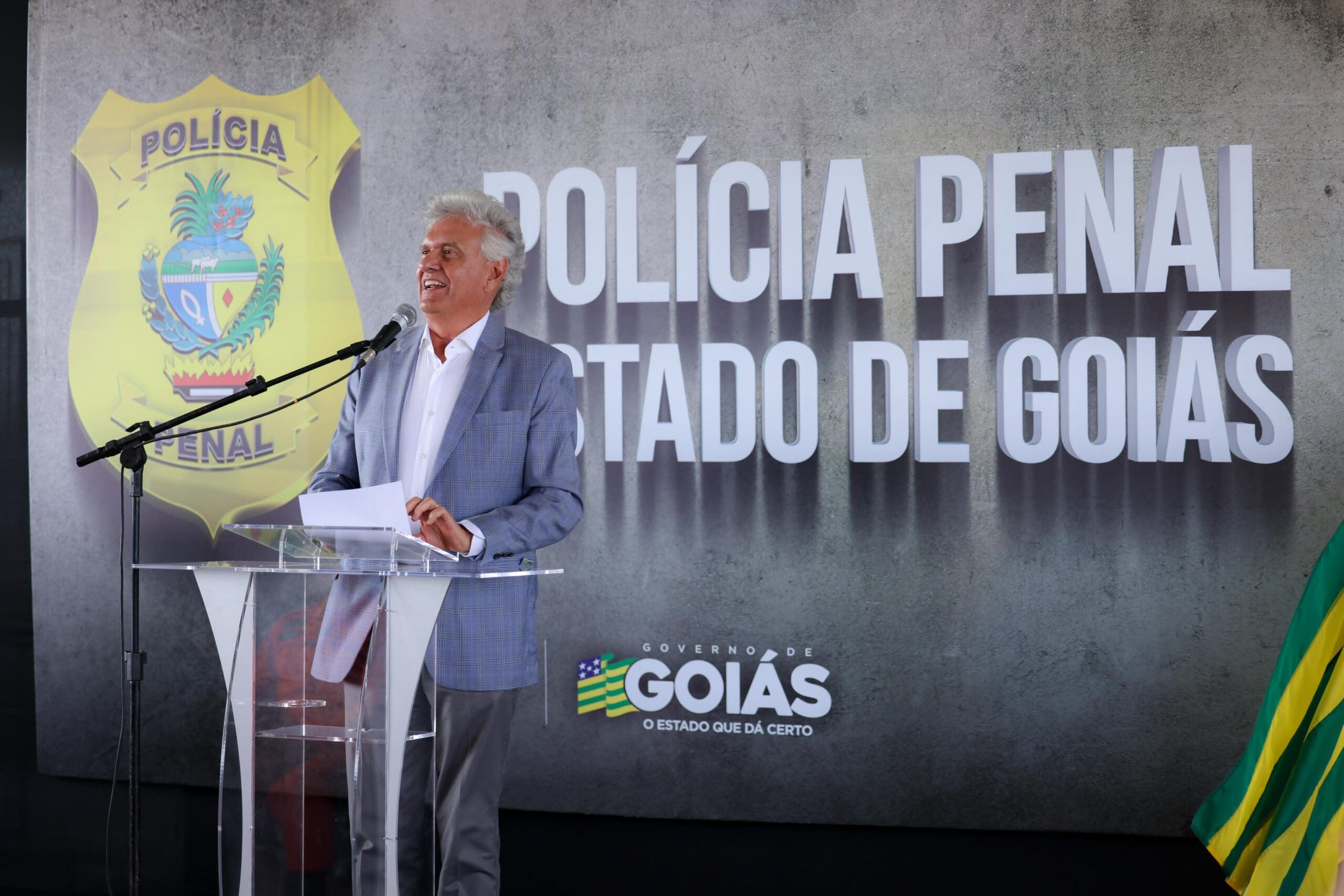 Caiado-entrega-equipamentos-a-seguranca-penal_Secom-scaled-1 Governo reforça segurança penitenciária de Goiás