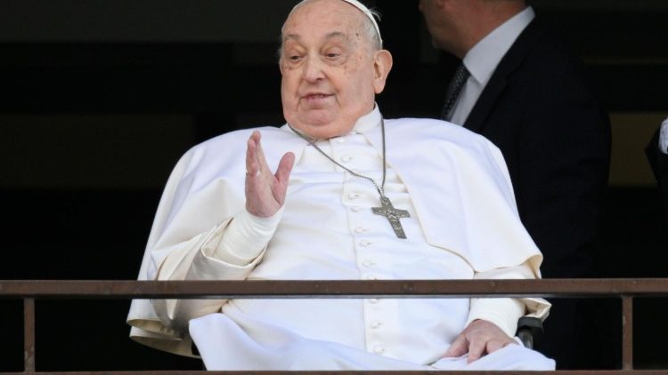 CAPA-PAPA As primeiras palavras do Papa ao sair do hospital: 'Obrigado a todos'