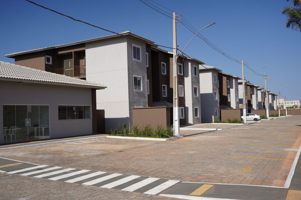 Residencial_em_Valparaso-fa7-scaled-1-1024x683 Prefeitura de Valparaíso anuncia nova etapa de regularização fundiária e doação de 450 casas populares
