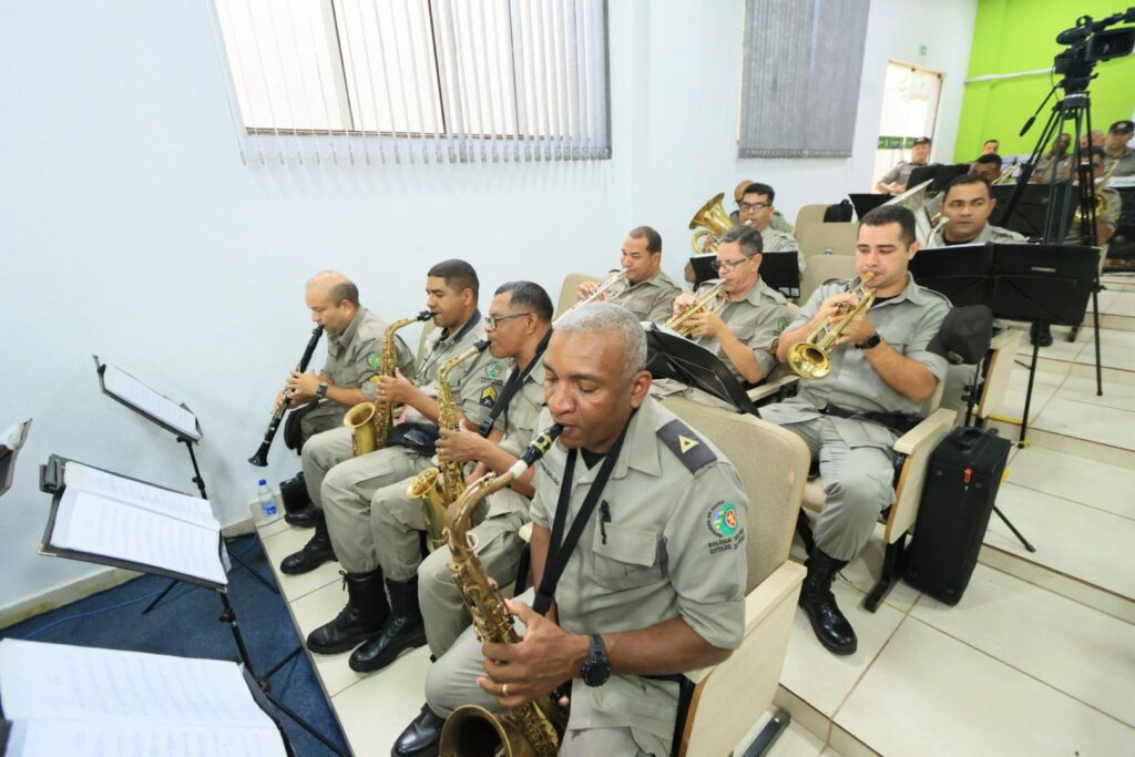 SOLI-PM-1024x683-1 Em sua volta da Índia, Deputada Zeli homenageia policiais de Valparaíso e promete fortalecer a segurança em Goiás
