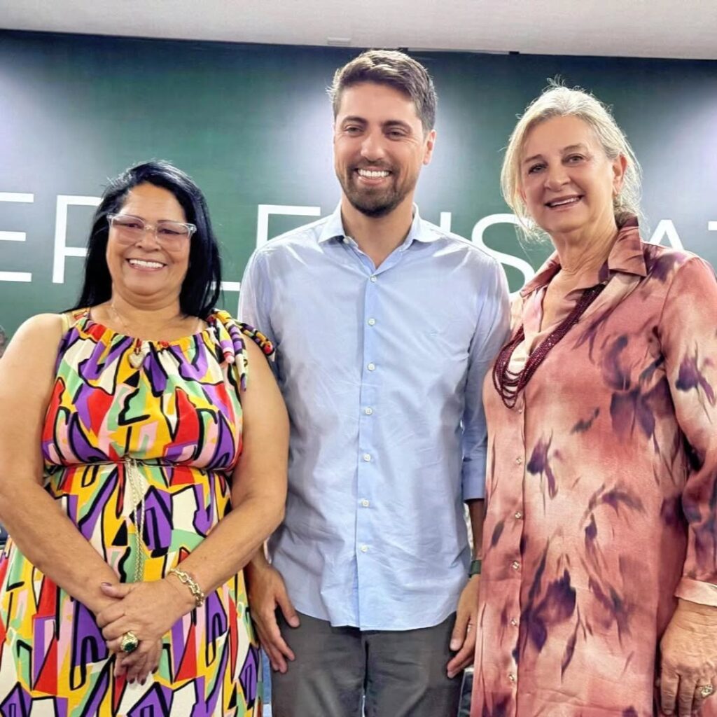 SaveClip.App_481583498_993166472782335_531166963407640779_n-1024x1024 Em sua volta da Índia, Deputada Zeli homenageia policiais de Valparaíso e promete fortalecer a segurança em Goiás