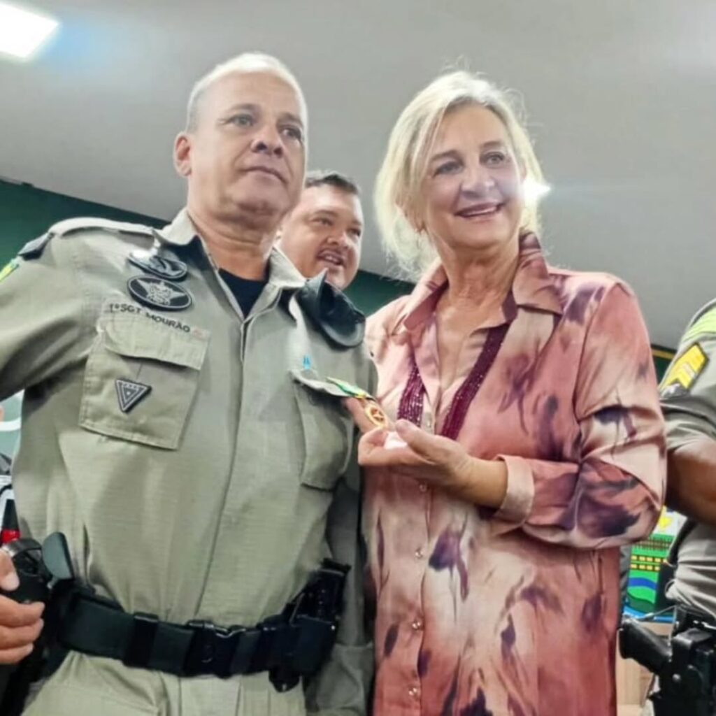 SaveClip.App_481682546_1705080460414791_7474353412295384243_n-1024x1024 Em sua volta da Índia, Deputada Zeli homenageia policiais de Valparaíso e promete fortalecer a segurança em Goiás