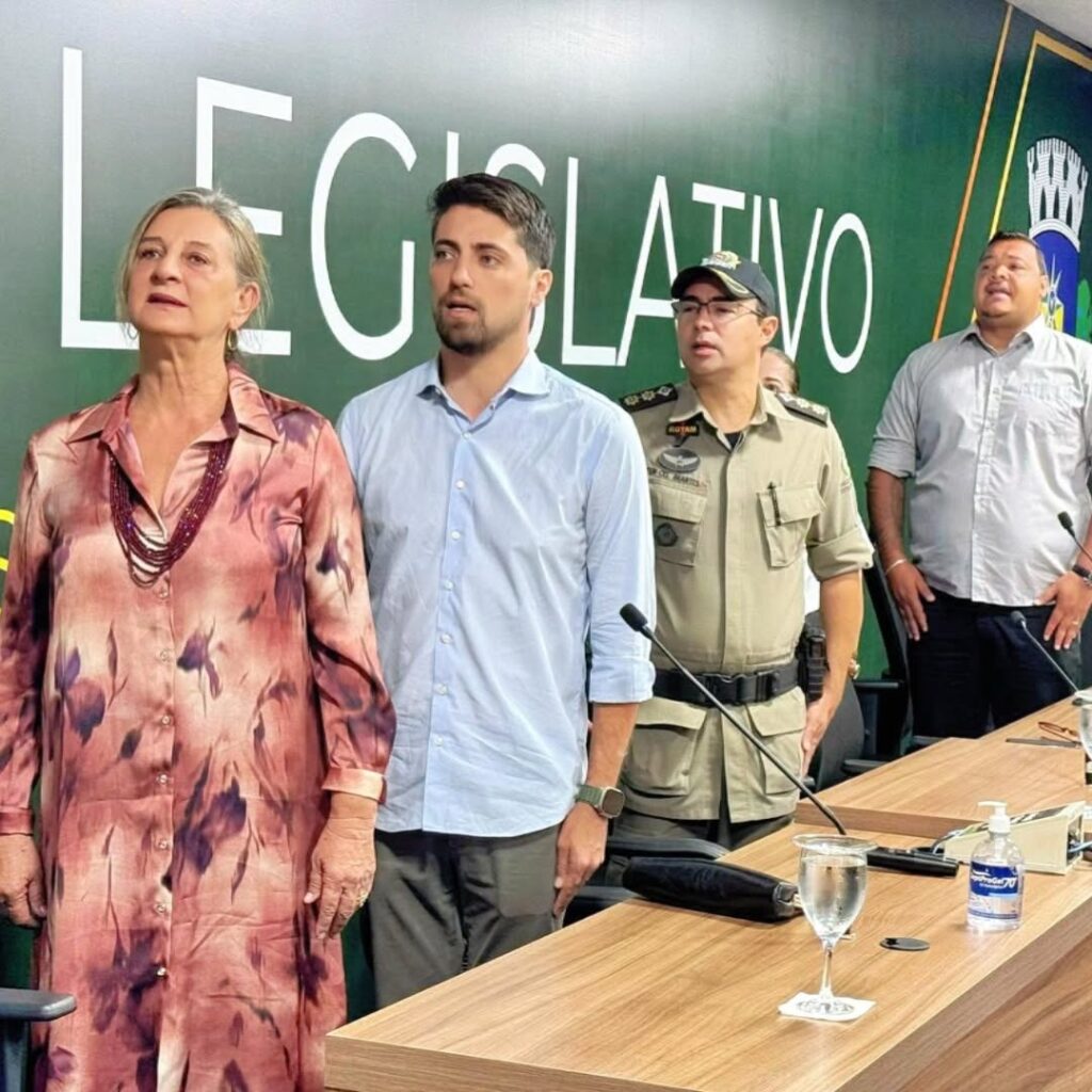 SaveClip.App_482159912_664509509332782_2649012694249455000_n-1024x1024 Em sua volta da Índia, Deputada Zeli homenageia policiais de Valparaíso e promete fortalecer a segurança em Goiás