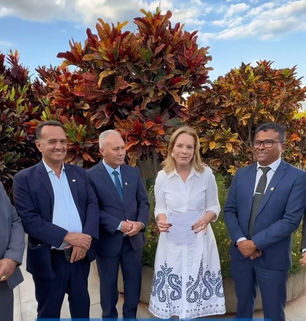 leda-boreges-com-vereadores-bsb-976x1024 Prefeito Marcus Vinicius e Deputada Lêda Borges Anunciam R$ 4 Milhões para a Saúde de Valparaíso