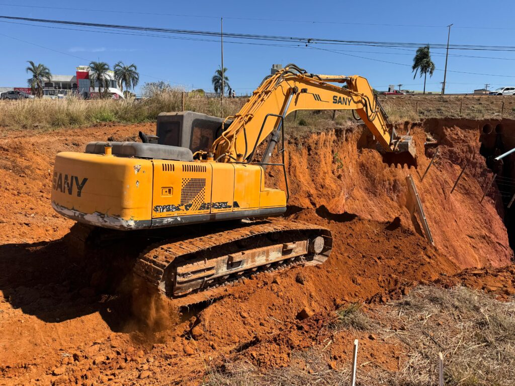 VOSORO-Q-1 Iniciam as obras paliativas na voçoroca da BR-040 em Valparaíso de Goiás