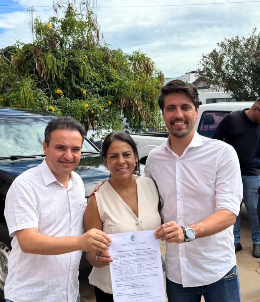 Pabio-e-Pretinha-e1773687654357-883x1024 Governo de Goiás entrega quatro veículos para reforçar serviços públicos em Valparaíso de Goiás
