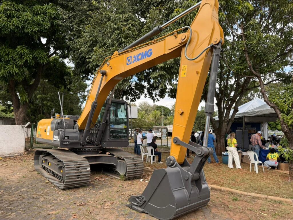 EQUIPAMENTO1 Escavadeira Hidráulica Reforça Infraestrutura Municipal com Entrega Viabilizada por Emenda Parlamentar