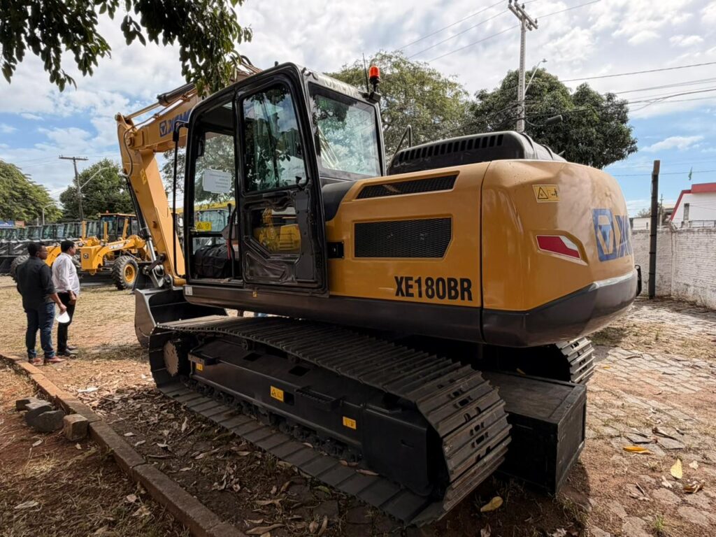 EQUIPAMENTO2 Escavadeira Hidráulica Reforça Infraestrutura Municipal com Entrega Viabilizada por Emenda Parlamentar