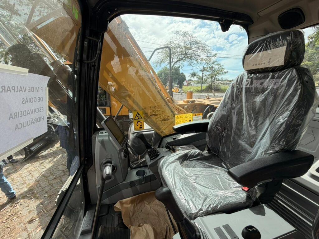 EQUIPAMENTO3 Escavadeira Hidráulica Reforça Infraestrutura Municipal com Entrega Viabilizada por Emenda Parlamentar