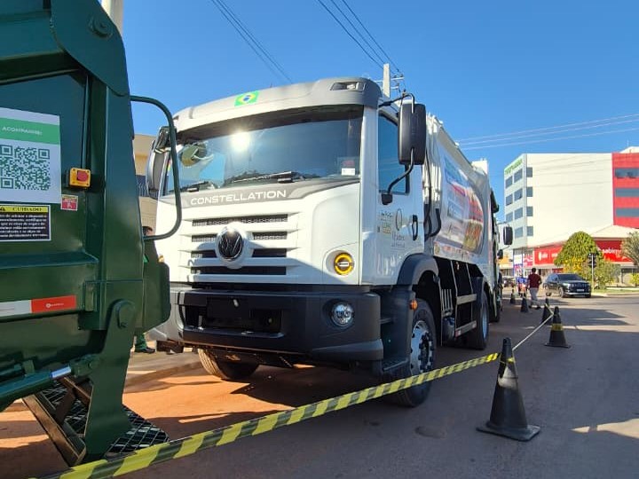 CAMINHAO-CONTENER-3 Prefeitura entrega nova frota e reforça estrutura de limpeza urbana